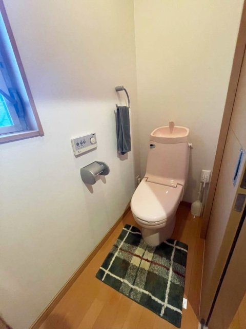 ローラアシュレイのクロスで華やかなトイレ施工後イメージ１